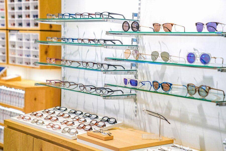 Rolis Optik: Solusi Kesehatan & Kecantikan yang Menyatu dengan Jiwa Cilacap